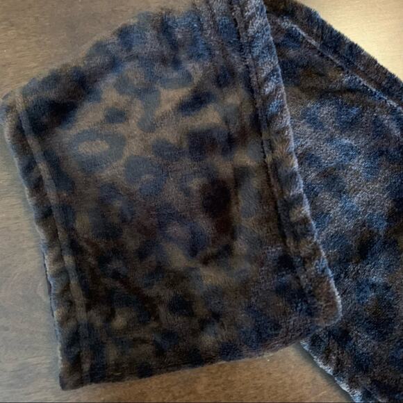 The Walking Company Animal Print Cheetah Leopard Soft Scarf - Picture 2 of 4